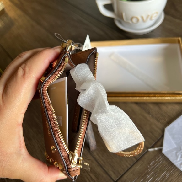 MICHAEL KORS Wristlet - Picture 6 of 11